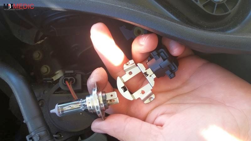 how to change light bulb on mercedes w204 c-class c300