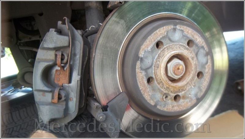 Mercedes_ML_w163_front_brake_pads_diy15